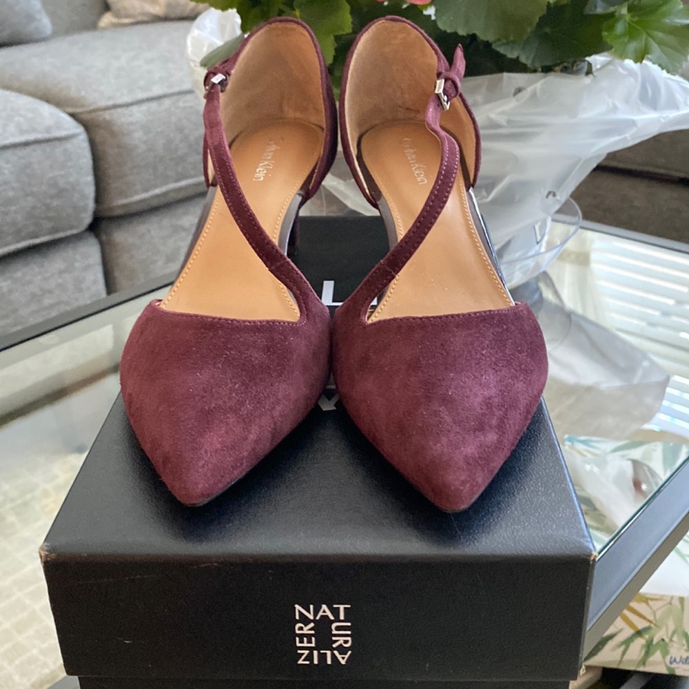 Calvin Klein suede shoe.Burgundy color??
